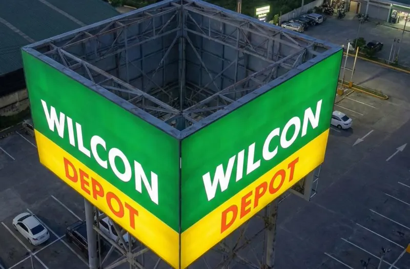 Illuminated rooftop pylon signage at a retail branch